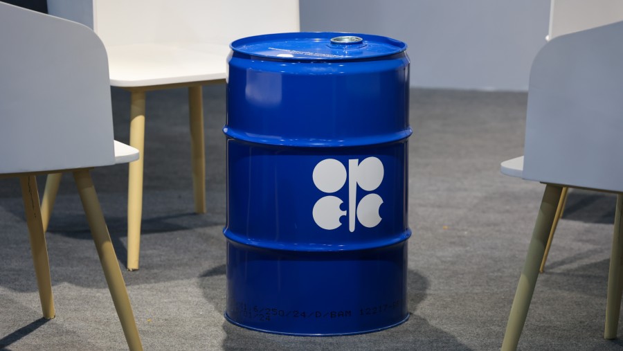 Drum minyak dengan logo OPEC./Bloomberg- Andrey Rudakov