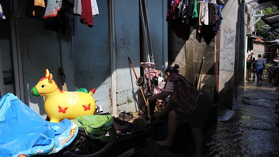 Menurut warga akibat jebolnya tanggul tersebut banjir hingga 1 meter, kemarin sore.(Bloomberg Technoz/Andrean Kristianto)