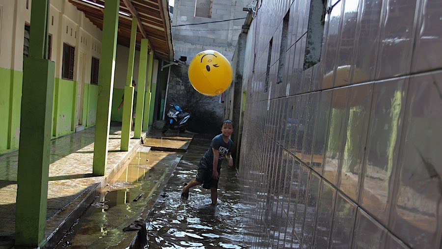 Banjir yang melanda kawasan tersebut surut pada pukul 04.00 pagi dan kini hanya ada genangan air. (Bloomberg Technoz/Andrean K)