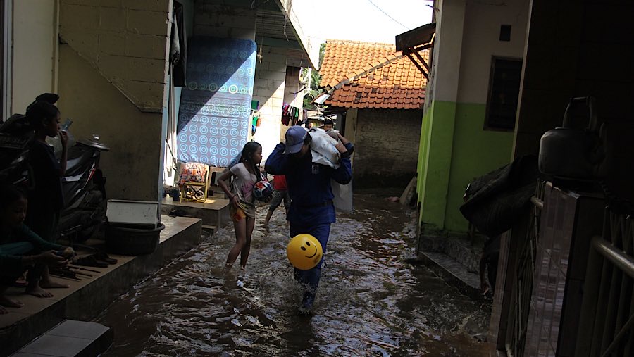 Hujan yang melanda Jakarta mengakibatkan tanggul penahan air di RT 3 RW 6 Jati Padang, Jakarta Selatan, jebol. (Bloomberg Technoz/Andrean K)