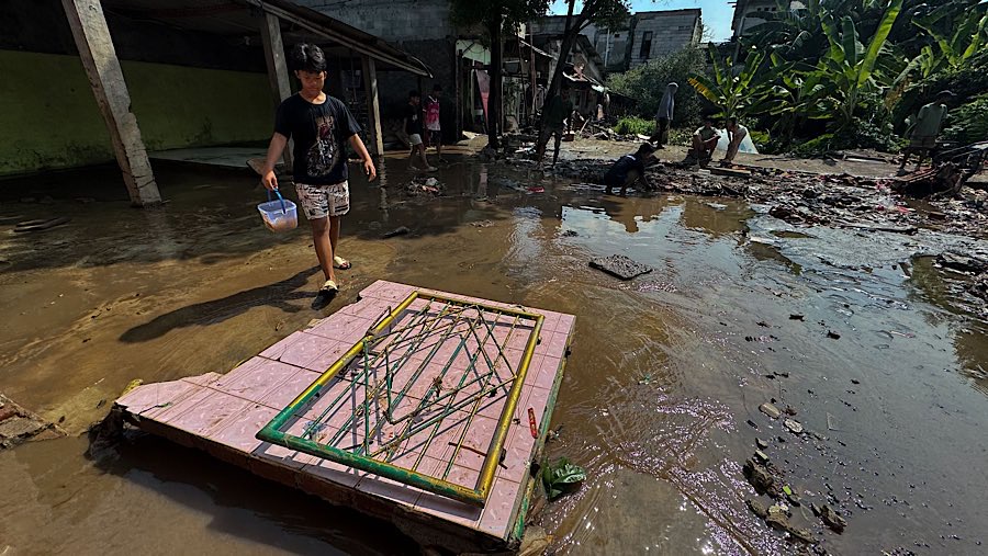 Salah satu tembok Musala yang berasa dekat tanggul roboh. (Bloomberg Technoz/Andrean Kristianto)