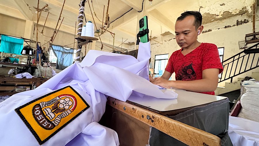 Pekerja menyelesaikan pembuatan seragam sekolah di Tyas konveksi, Mampang, Jakarta, Selasa (1/7/2025). (Bloomberg Technoz/Andrean Kristianto)
