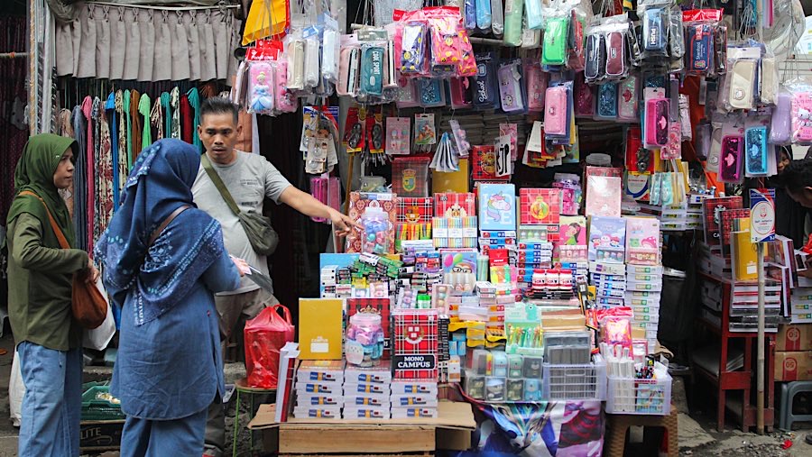 Namun tahun ini adanya penurunan penjualan dibandingkan tahun lalu karena bersaing dengan pesagang online. (Bloomberg Technoz/Andrean Kristianto)
