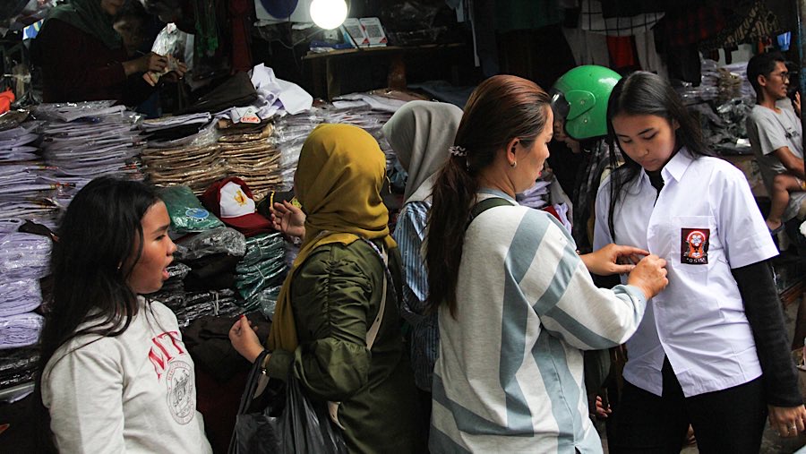Memasuki tahun ajaran baru 2025/2026, permintaan terhadap seragam sekolah dan alat tulis mengalami peningkatan. (Bloomberg Technoz/Andrean Kristianto)