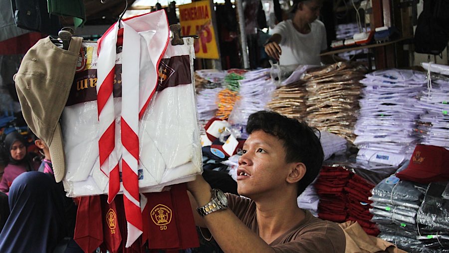 Salah satu pedagang mengaku mengalami peningkatan sekitar 50% dibanding hari biasanya. (Bloomberg Technoz/Andrean Kristianto)