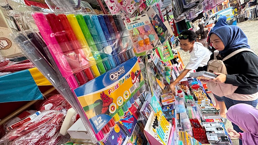 Tak hanya seragam sekolah, penjual alat tulis dan perlengakapan sekolah juga ramai diburu warga. (Bloomberg Technoz/Andrean Kristianto)