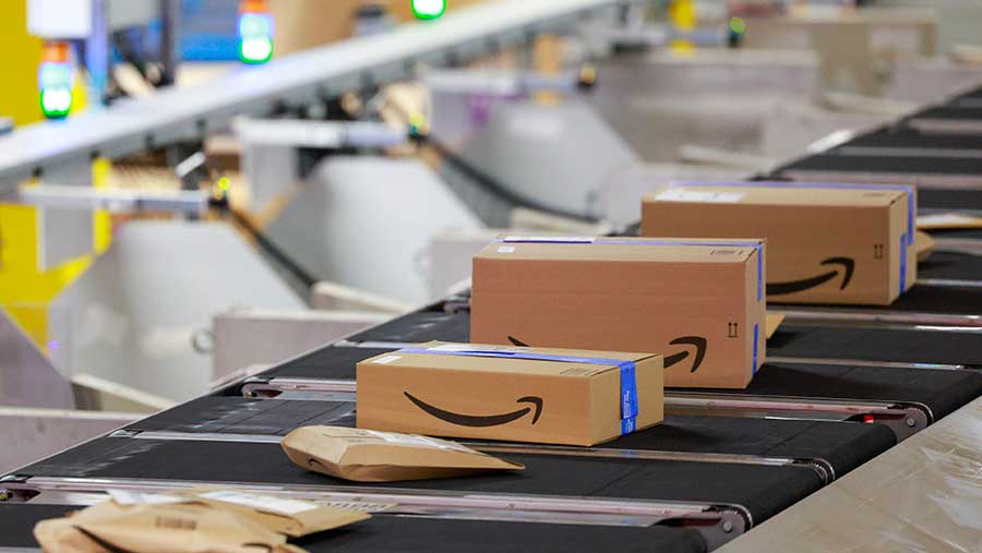 Fasilitas gudang sortir Amazon.com Inc. di Dartford, Inggris. (Jason Alden/Bloomberg)