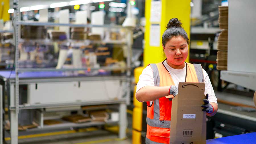 Fasilitas gudang sortir Amazon.com Inc. di Dartford, Inggris. (Jason Alden/Bloomberg)