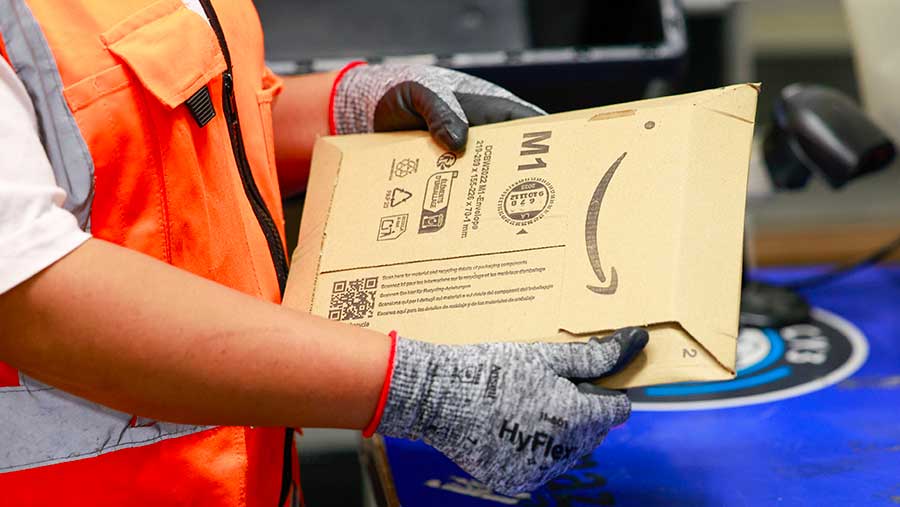 Fasilitas gudang sortir Amazon.com Inc. di Dartford, Inggris. (Jason Alden/Bloomberg)
