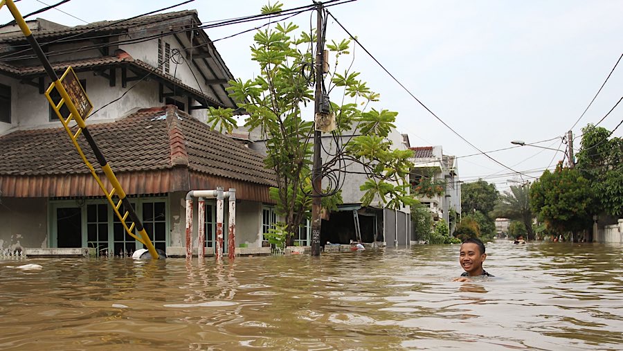 Banjir merendam dengan ketinggian 80-150 sentimeter. (Bloomberg Technoz/Andrean Kristianto)