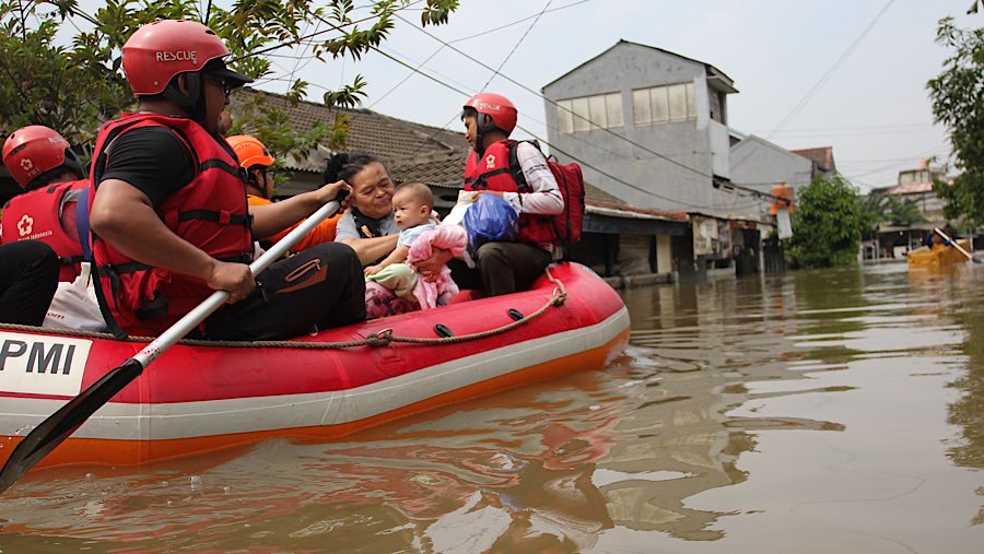 Sedangkan beberapa warga memilih mengungsi terutama orang tua dan bayi. (Bloomberg Technoz/Andrean Kristianto)