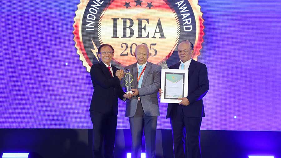 Ketua Dewan Juri Indonesia Best Electricity Award (IBEA) 2025, Tumiran (tengah) dan Ketua Dewan Pakar Majalah Listrik Indonesia (PLN)