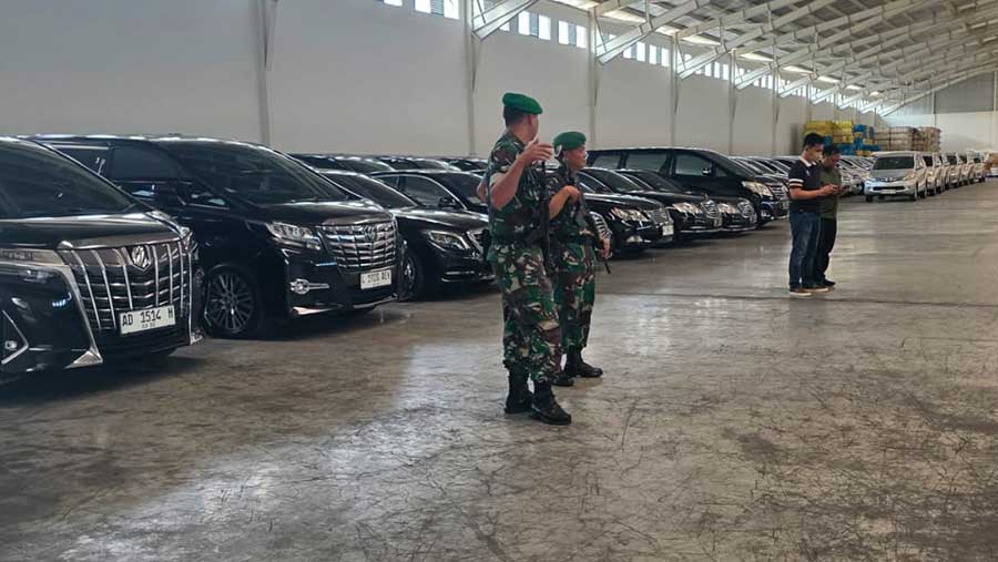 Kejaksaan Agung menyita 72 kendaraan roda empat dari gudang PT Sritex. (Dok. Kejaksaan Agung)