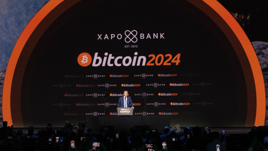 Donald Trump di konferensi Bitcoin 2024 saat berupaya menarik simpati jelang pemilu AS. (Dok: Brett Carlsen/Bloomberg)
