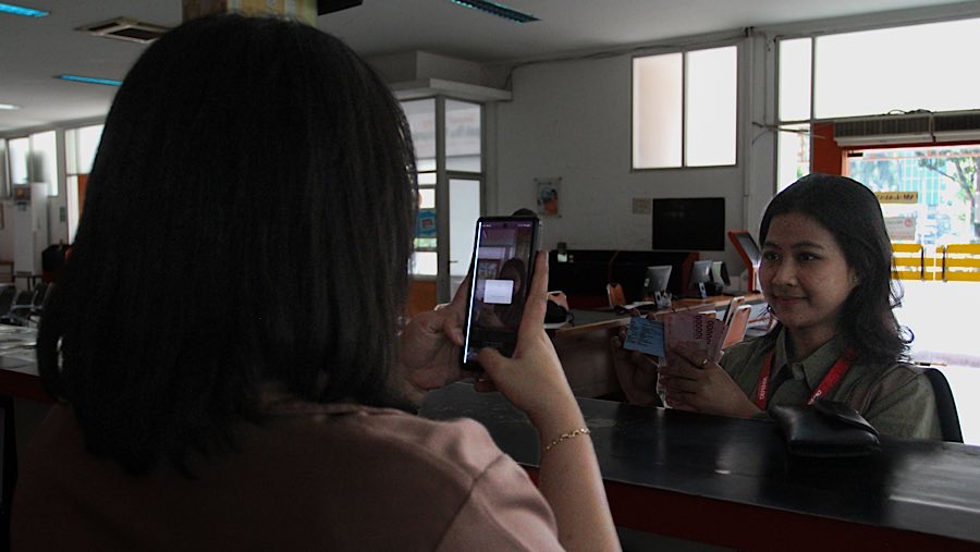 Selain bergaji maksimal Rp3,5 juta, BSU diberikan kepada pekerja yang memenuhi syarat lain.  (Bloomberg Technoz/Andrean Kristianto)