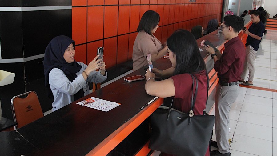 Pemberian BSU dikecualikan bagi aparatur sipil negara (ASN), prajurit TNI, dan juga anggota Polri. (Bloomberg Technoz/Andrean Kristianto)