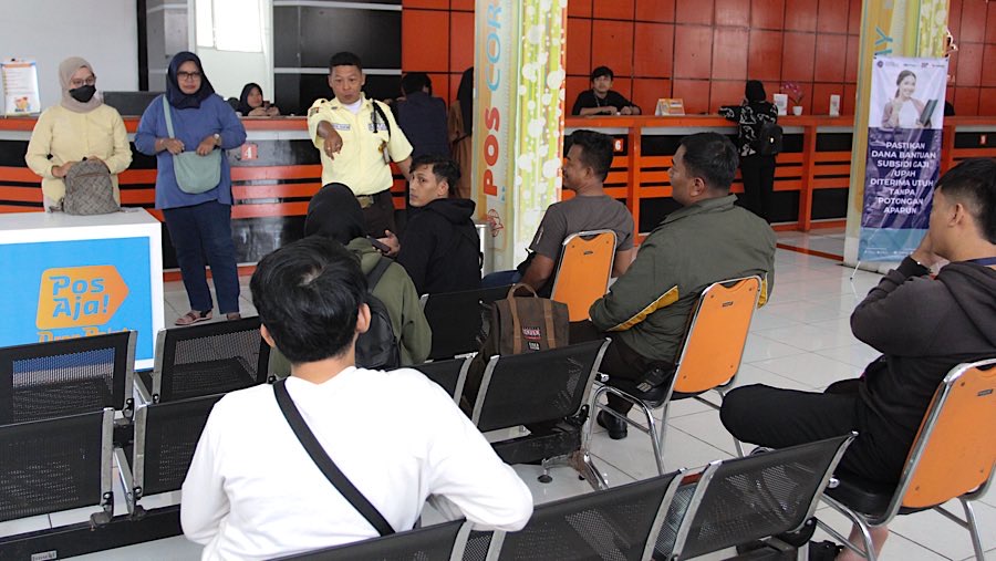 Selain melalui perbankan, skema pembayaran BSU dapat dilakukan melalui aplikasi Pospay milik PT Pos Indonesia. (Bloomberg Technoz/Andrean Kristianto)