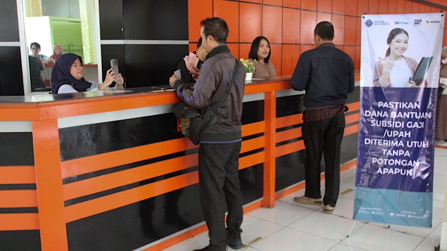 Warga mengambil dana bantuan subsidi upah (BSU) tahap pertama di Kantor Pos Fatmawati, Kamis (10/7/2025). (Bloomberg Technoz/Andrean Kristianto)
