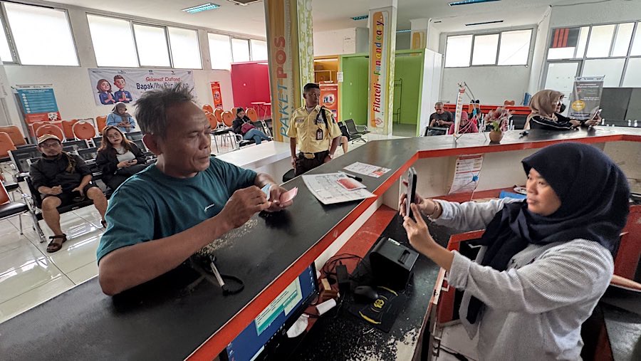 Warga mengambil dana bantuan subsidi upah (BSU) tahap pertama di Kantor Pos Fatmawati, Kamis (10/7/2025). (Bloomberg Technoz/Andrean Kristianto)
