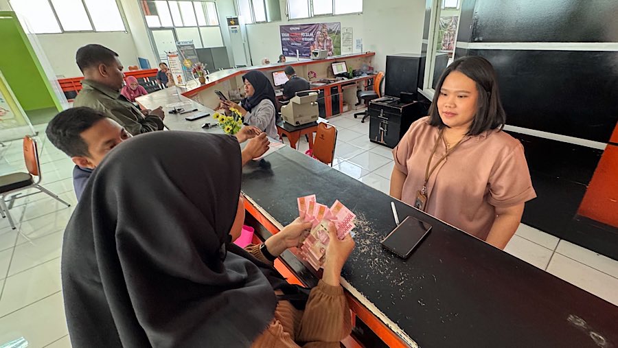BSU diberikan dalam bentuk uang sebesar Rp300 ribu per bulan untuk dua bulan yang akan diberikan sekaligus. (Bloomberg Technoz/Andrean Kristianto)