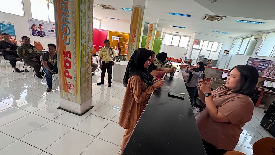 Warga mengambil dana bantuan subsidi upah (BSU) tahap pertama di Kantor Pos Fatmawati, Kamis (10/7/2025). (Bloomberg Technoz/Andrean Kristianto)