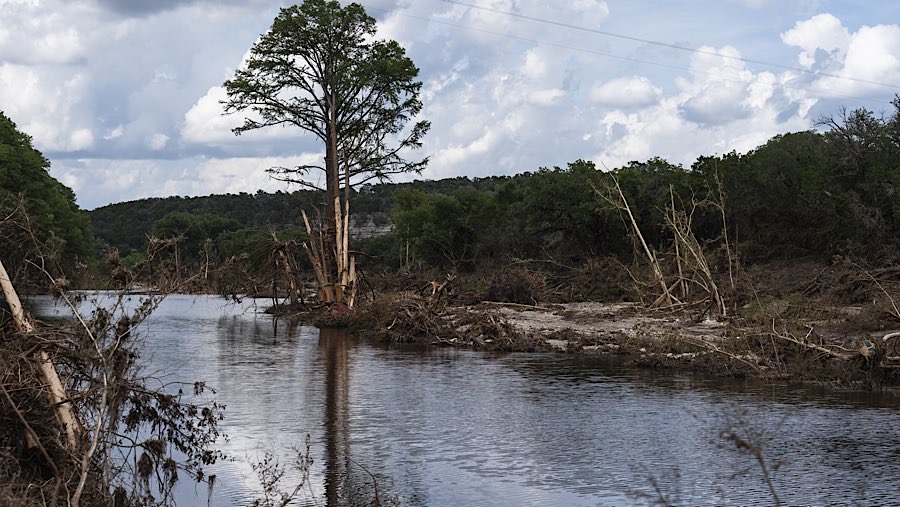 Pada 4 Juli dini hari, satu-satunya suara yang terdengar di tepi Sungai Guadalupe adalah hujan deras dan gemuruh petir. (Eli Hartman/Bloomberg)