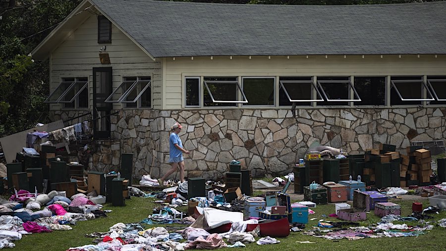 Barang-barang anak-anak di luar kabin usai banjir bandang di Camp Mystic di Hunt, Texas, AS, Rabu (9/7/2025). (Eli Hartman/Bloomberg)