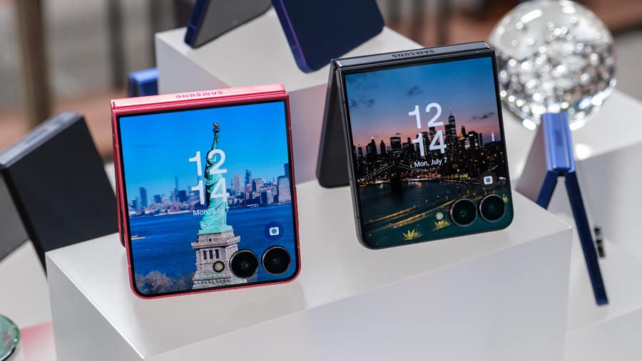 Tampilan Galaxy Z Flip 7. (Chris Welch/Bloomberg)