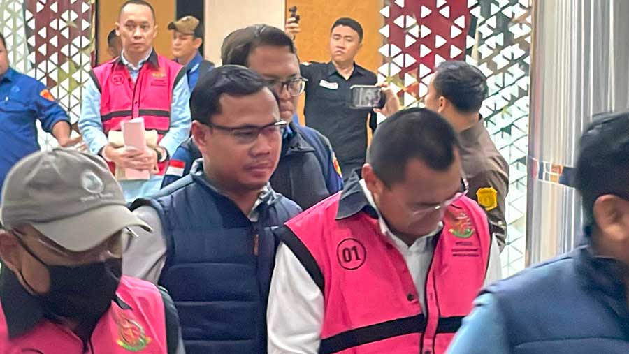 Kejagung menahan 8 dari 9 tersangka baru kasus dugaan korupsi tata kelola minyak mentah dan produk kilang PT Pertamina dan sub holding KKKS (Kejagung)