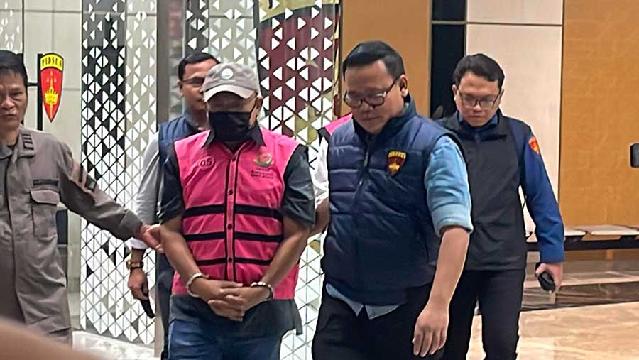 Kejagung menahan 8 dari 9 tersangka baru kasus dugaan korupsi tata kelola minyak mentah dan produk kilang PT Pertamina dan sub holding KKKS (Kejagung)