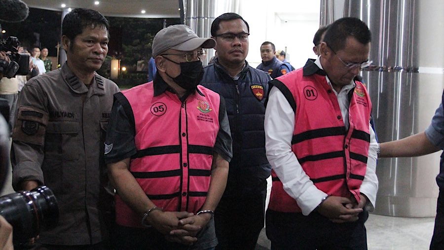 Tersangka kasus korupsi tata kelola minyak mentah dan produk kilang PT Pertamina di Kejagung, Kamis (10/7/2025) (Bloomberg Technoz/Andrean Kristianto)