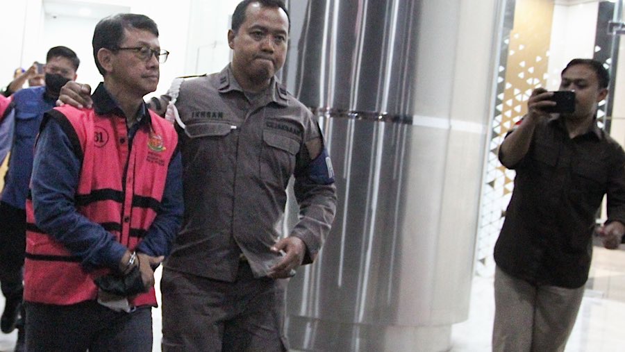 Dirut IBC Toto Nugroho usai ditetapkan sebagai tersangka korupsi Pertamina oleh Kejagung, Kamis (10/7/2025)./Bloomberg Technoz-Andrean Kristianto