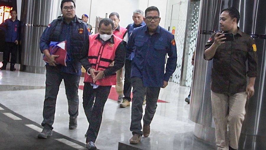 Tersangka kasus korupsi tata kelola minyak mentah dan produk kilang PT Pertamina di Kejagung, Kamis (10/7/2025) (Bloomberg Technoz/Andrean Kristianto)