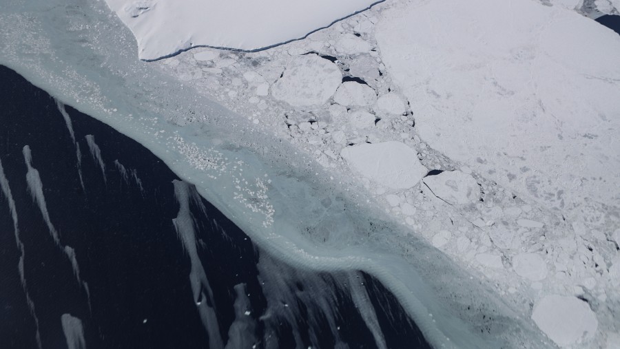 Tampilan Semenanjung Antartika pada 2017 hasil rekaman dari pesawat penelitian Operation IceBridge milik NASA. (Bloomberg)