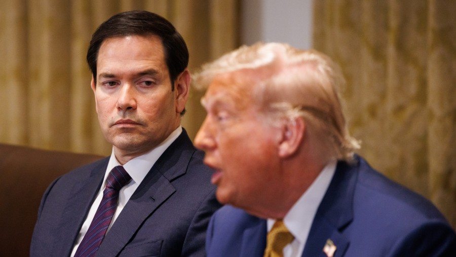 Marco Rubio, Menteri Luar Negeri AS,dan Presiden AS Donald Trump dalam rapat 8 Juli 2025. (Aaron Schwartz/CNP/Bloomberg)