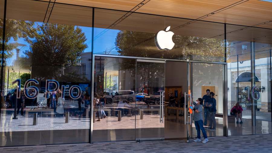 Jaringan ritel Apple mempromosikan produk iPhone 16 Pro. (Bloomberg)	
