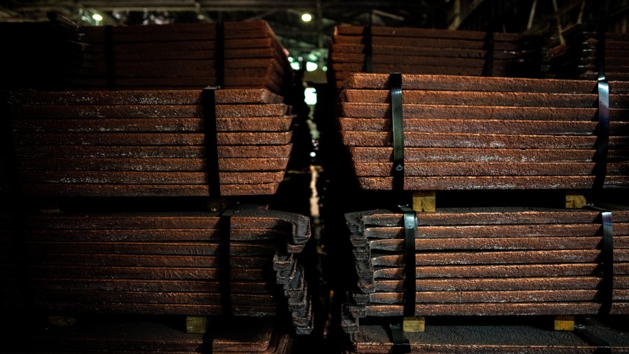 Anoda tembaga siap dikirim di fasilitas pemrosesan Codelco El Teniente di Machali, Cile./Bloomberg-Cristobal Olivares