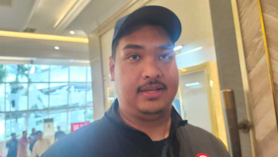 Menpora RI Dito Ariotedjo saat memberikan pernyataan kepada awak media di Kantor Kemenpora RI, Jakarta (11/7/2025). (Bloomberg Technoz/Farid Nurhakim)
