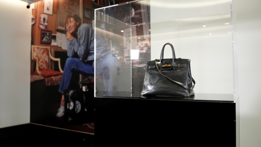 Tas Hérmes Birkin dilelang di Sotheby’s, Paris pada Kamis (10/7). (Sumber: Bloomberg)
