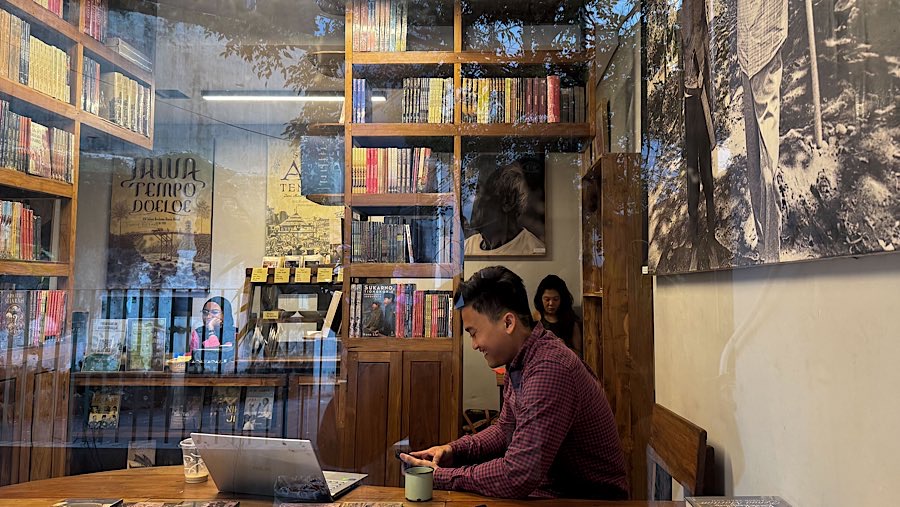 Rumah flat tersebut terdiri atas bangunan empat lantai dengan enam unit hunian.  (Bloomberg Technoz/Andrean Kristianto)