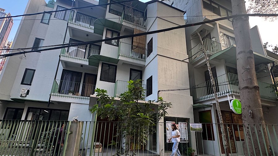 Bangunan rumah flat ini berdiri dengan status Hak Guna Bangunan (HGB) selama 60 tahun dikelola oleh koperasi.(Bloomberg Technoz/Andrean Kristianto)