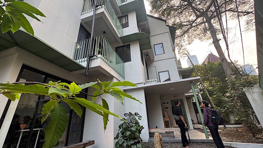 Suasana rumah flat di Jalan Rembang, Menteng, Jakarta Pusat, Jumat (11/7/2025). (Bloomberg Technoz/Andrean Kristianto)

