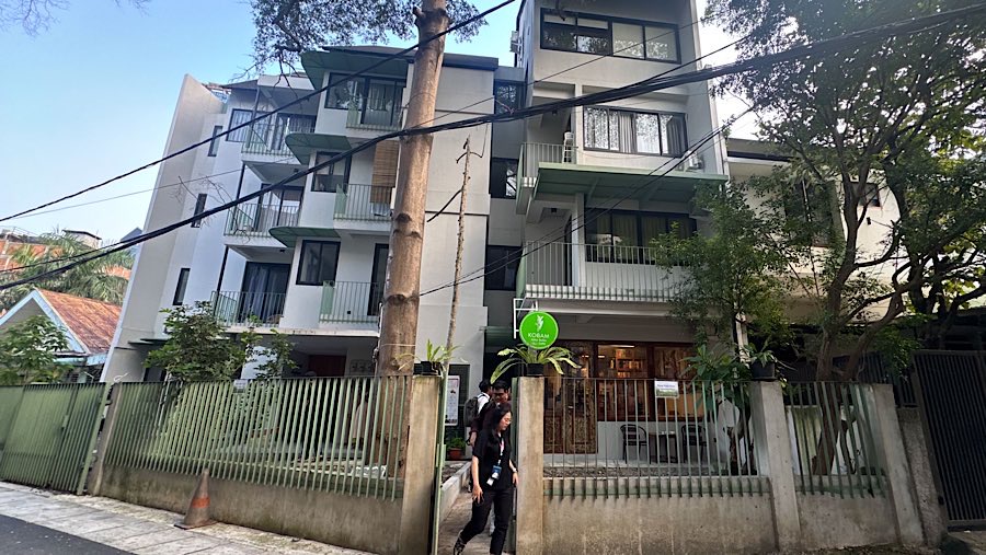 Suasana rumah flat di Jalan Rembang, Menteng, Jakarta Pusat, Jumat (11/7/2025). (Bloomberg Technoz/Andrean Kristianto)