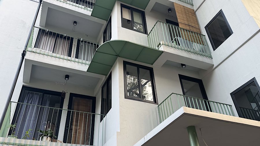 Suasana rumah flat di Jalan Rembang, Menteng, Jakarta Pusat, Jumat (11/7/2025). (Bloomberg Technoz/Andrean Kristianto)
