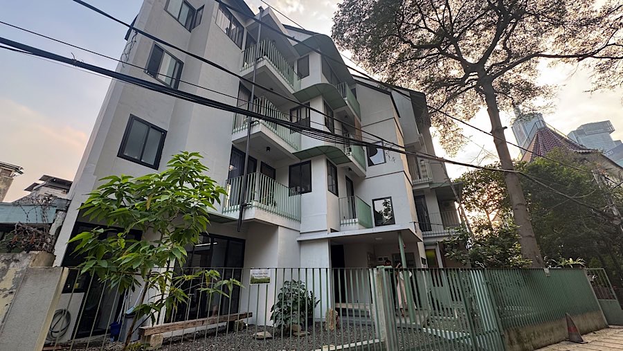 Suasana rumah flat di Jalan Rembang, Menteng, Jakarta Pusat, Jumat (11/7/2025). (Bloomberg Technoz/Andrean Kristianto)
