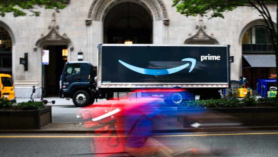 Truk Amazon di Amazon Prime Day di New York. (Fotografer: Klaus Galiano/Bloomberg)