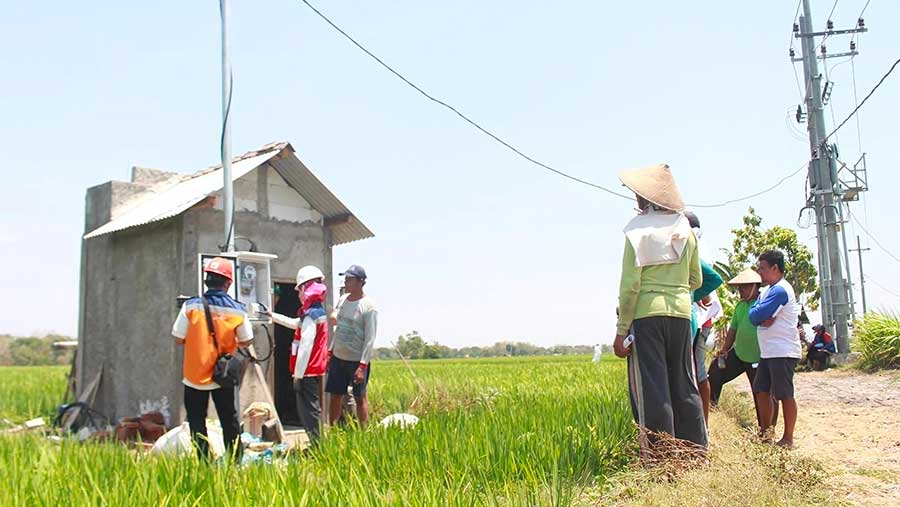 Salah satu petani di Desa Sukorejo, Ponorogo, Jawa Timur mendengarkan penjelasan dari Petugas PLN (Dok. PLN)