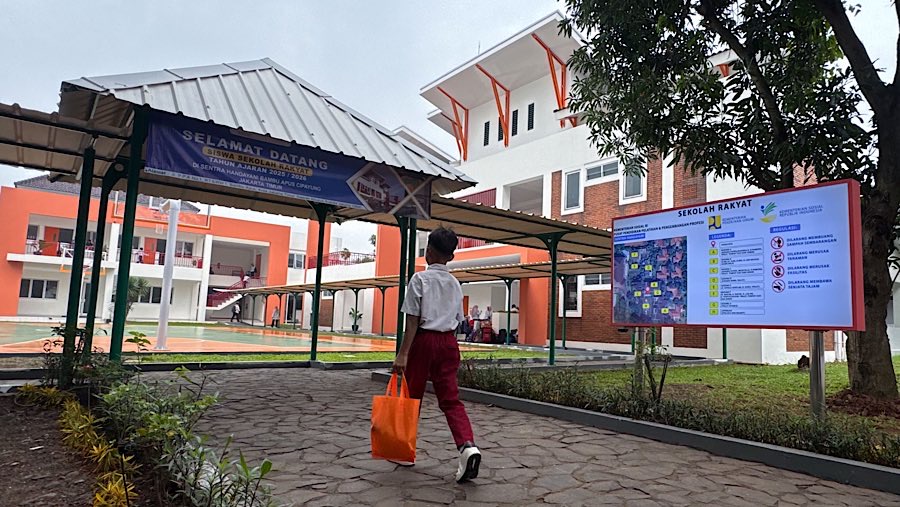 Siswa tiba di Sekolah Rakyat Menengah Pertama (SRMP) Sentra Handayani, Jakarta, Senin (14/7/2025). (Bloomberg Technoz/Andrean Kristianto)