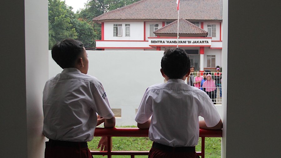 Sebagian orang tua menunggu di luar sekolah dan sesekali disapa oleh anaknya dari dalam sekolah. (Bloomberg Technoz/Andrean K)