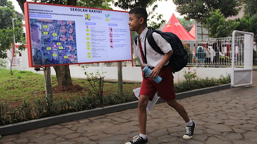 Siswa tiba di Sekolah Rakyat Menengah Pertama (SRMP) Sentra Handayani, Jakarta, Senin (14/7/2025). (Bloomberg Technoz/Andrean Kristianto)